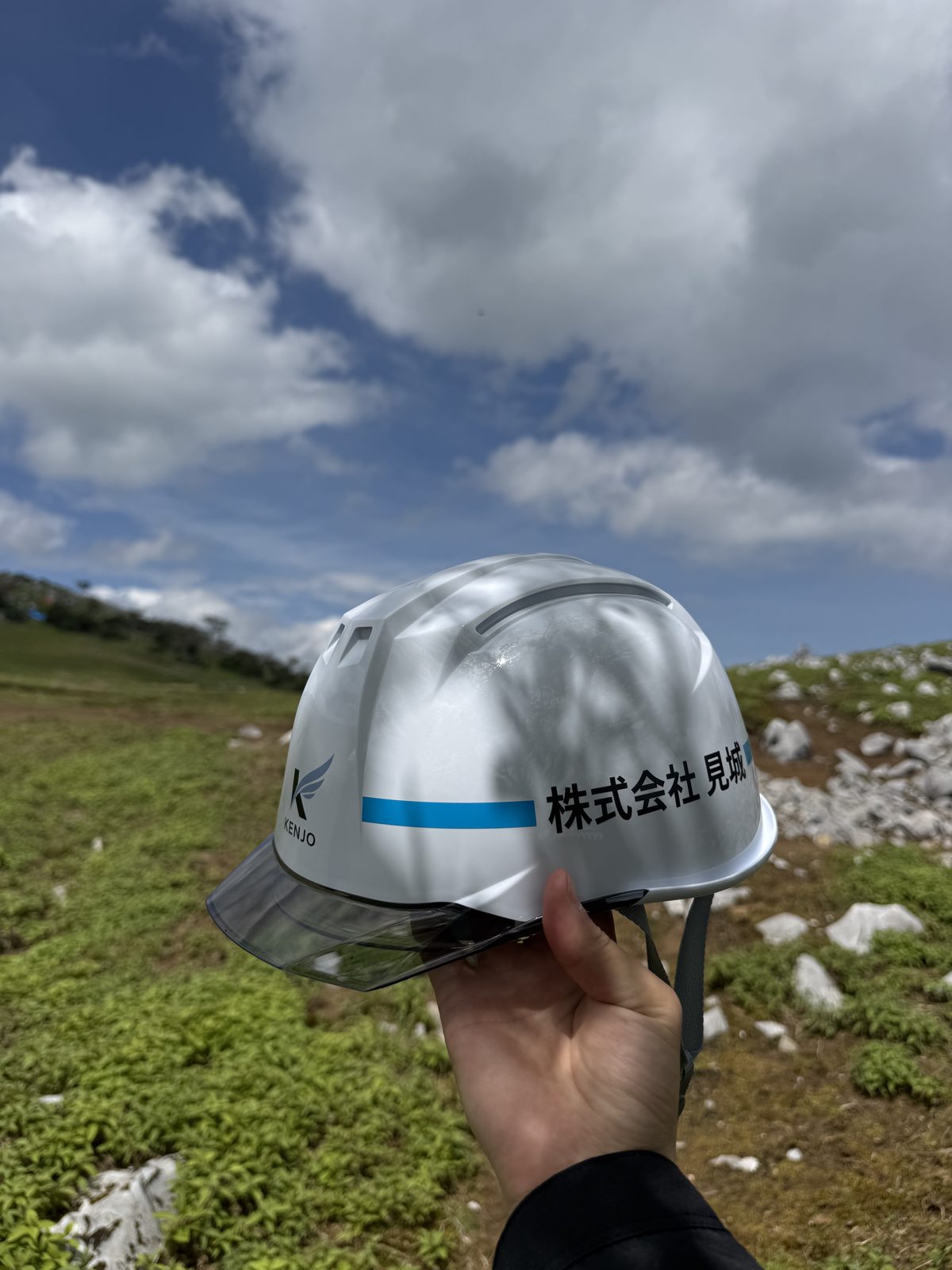 株式会社見城のロゴが入ったヘルメット